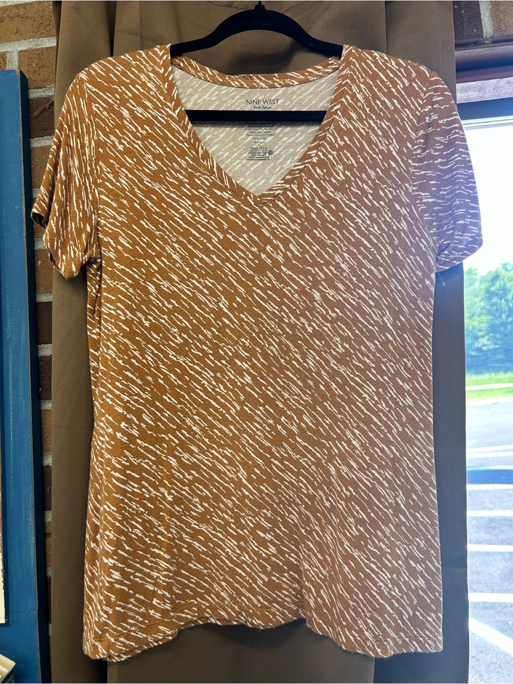 Nine West Women's Tan Patterned V-Neck Top Small